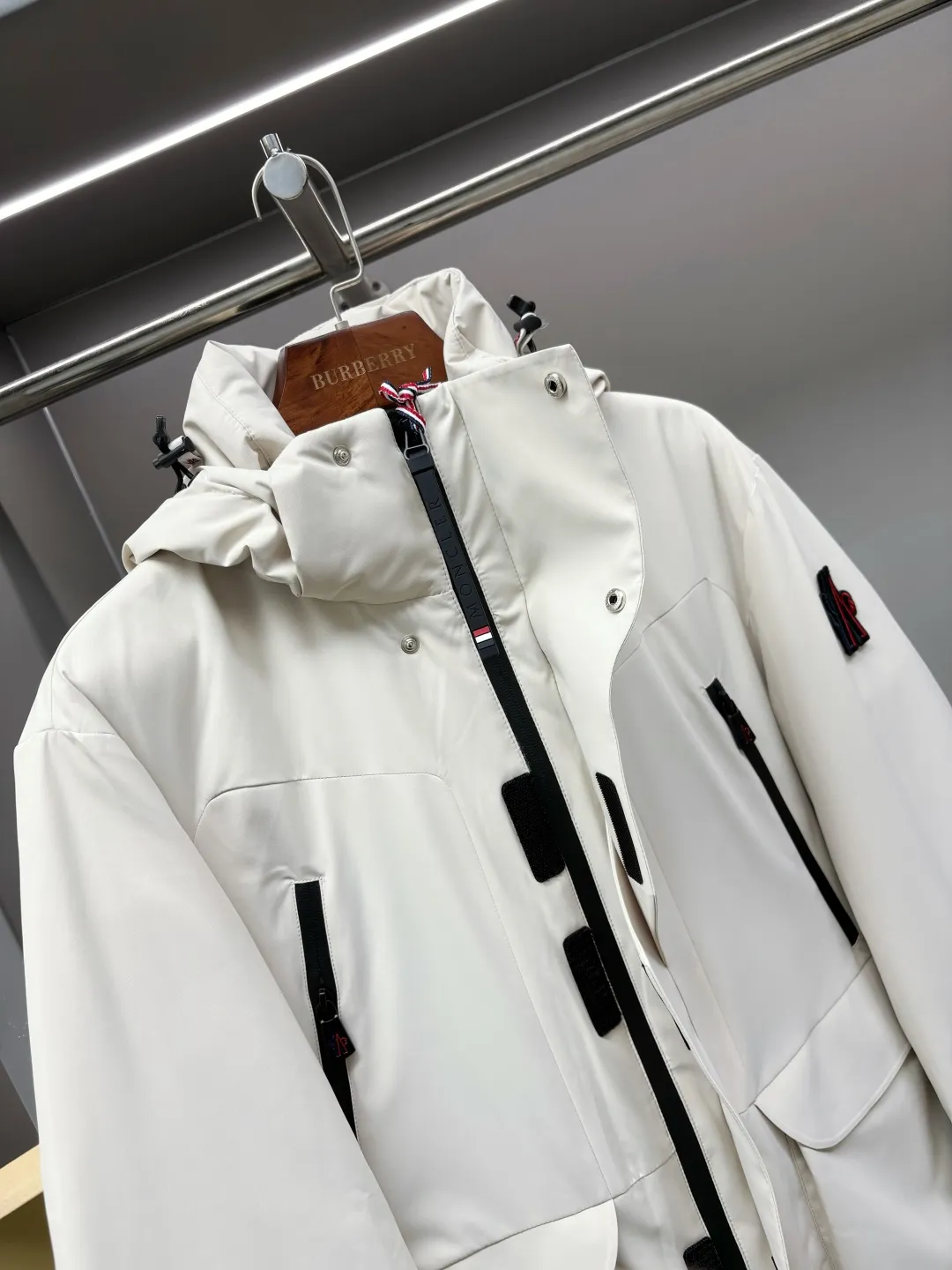 Moncler Premium ， Versatile ， ， ， Classic ， ， ， ！ 100% ， 90% ， ， ， 。 Classic MON Logo ！ YKK 。 ， ， micro chic ， Classic ， 。 Sizes：M-XXXL ：Black White